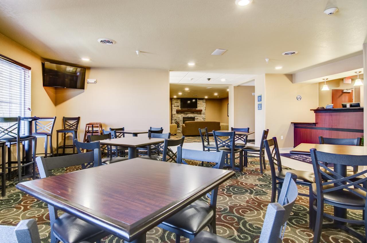 Castle Rock Inn & Suites - Quinter Exterior photo