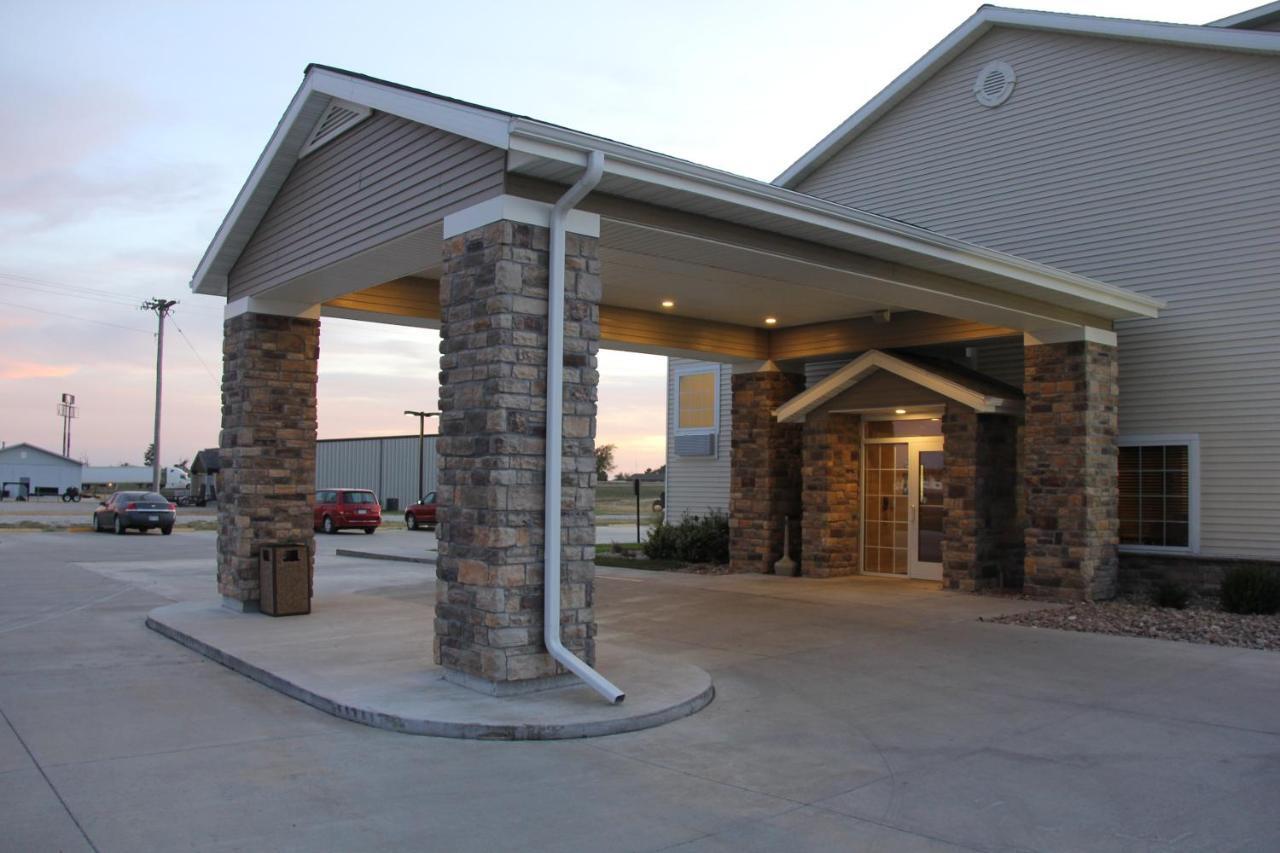 Castle Rock Inn & Suites - Quinter Exterior photo